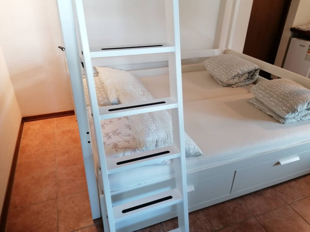 Letto matrimoniale con scaletta per letto soppalcato